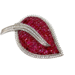 Brosche aus 18 Karat Weißgold mit Rubinen und Diamanten