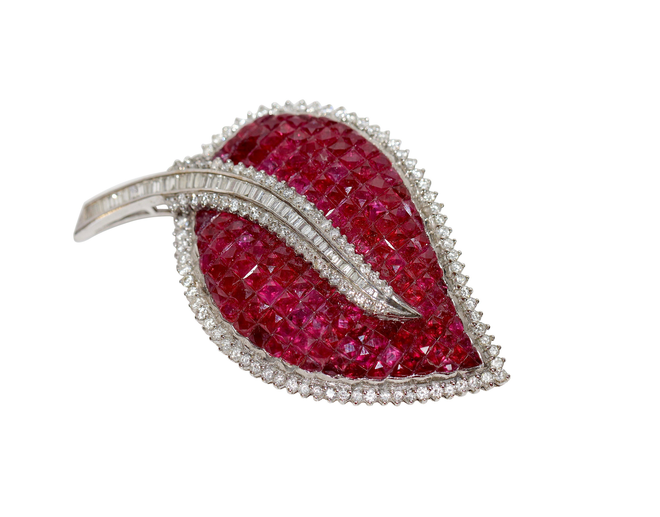 Brosche aus 18 Karat Weißgold mit Rubinen und Diamanten