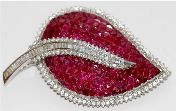 Brosche aus 18 Karat Weißgold mit Rubinen und Diamanten