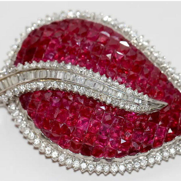 Brosche aus 18 Karat Weißgold mit Rubinen und Diamanten