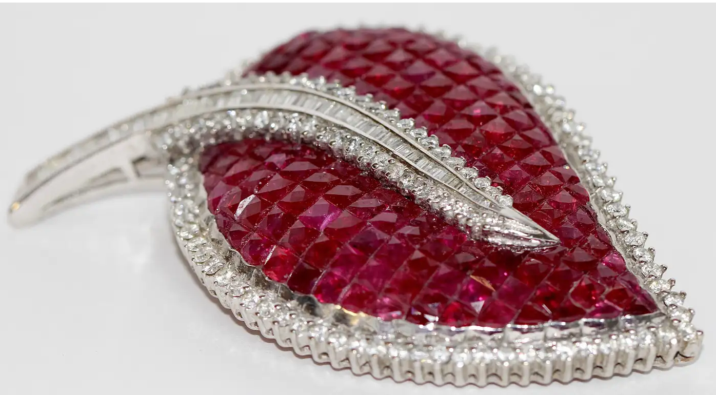 Brosche aus 18 Karat Weißgold mit Rubinen und Diamanten
