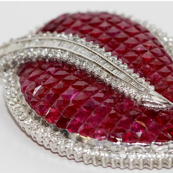 Brosche aus 18 Karat Weißgold mit Rubinen und Diamanten