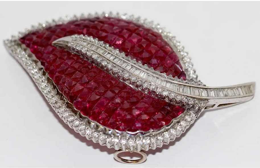 Brosche aus 18 Karat Weißgold mit Rubinen und Diamanten