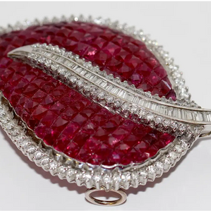 Brosche aus 18 Karat Weißgold mit Rubinen und Diamanten