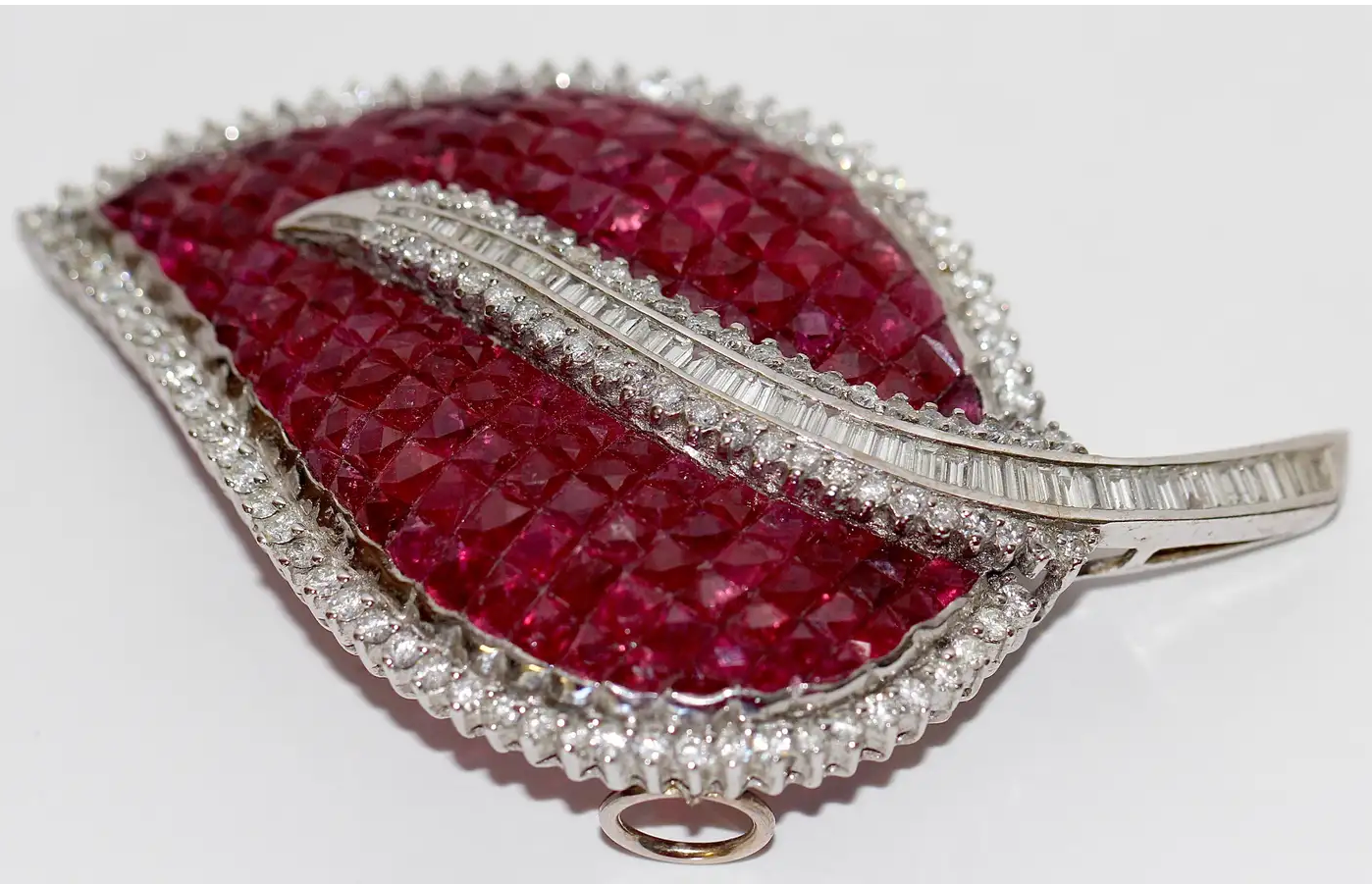Brosche aus 18 Karat Weißgold mit Rubinen und Diamanten