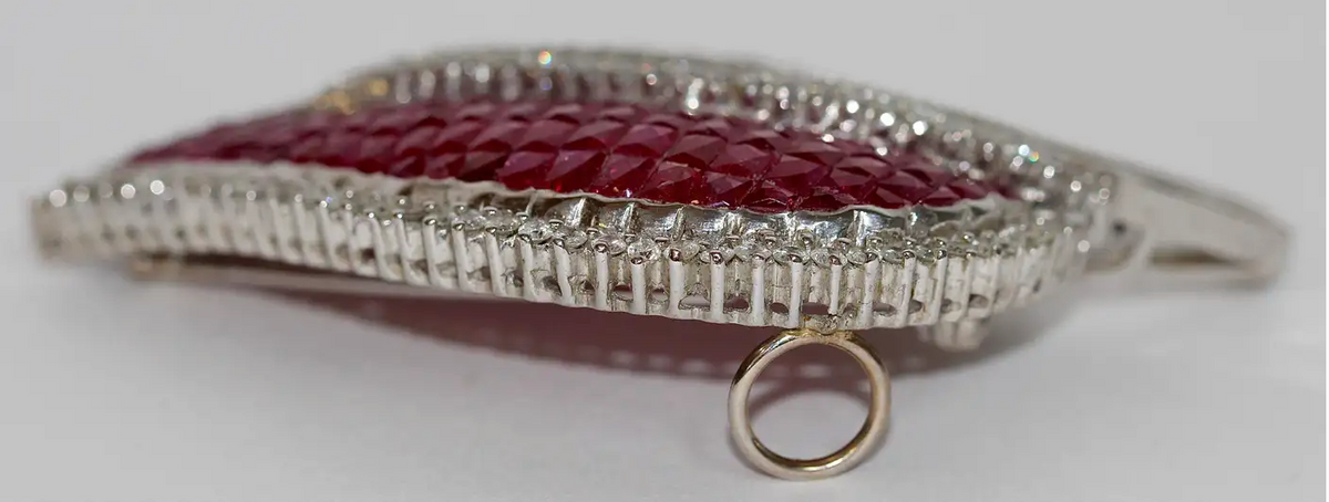 Brosche aus 18 Karat Weißgold mit Rubinen und Diamanten