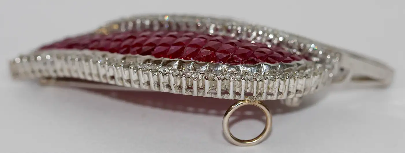 Brosche aus 18 Karat Weißgold mit Rubinen und Diamanten