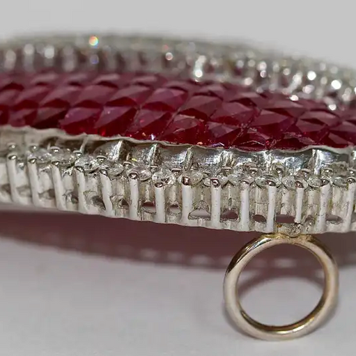 Brosche aus 18 Karat Weißgold mit Rubinen und Diamanten