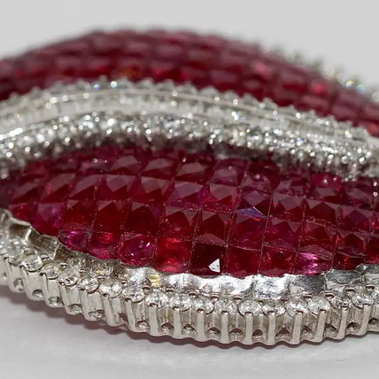 Brosche aus 18 Karat Weißgold mit Rubinen und Diamanten