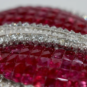 Brosche aus 18 Karat Weißgold mit Rubinen und Diamanten