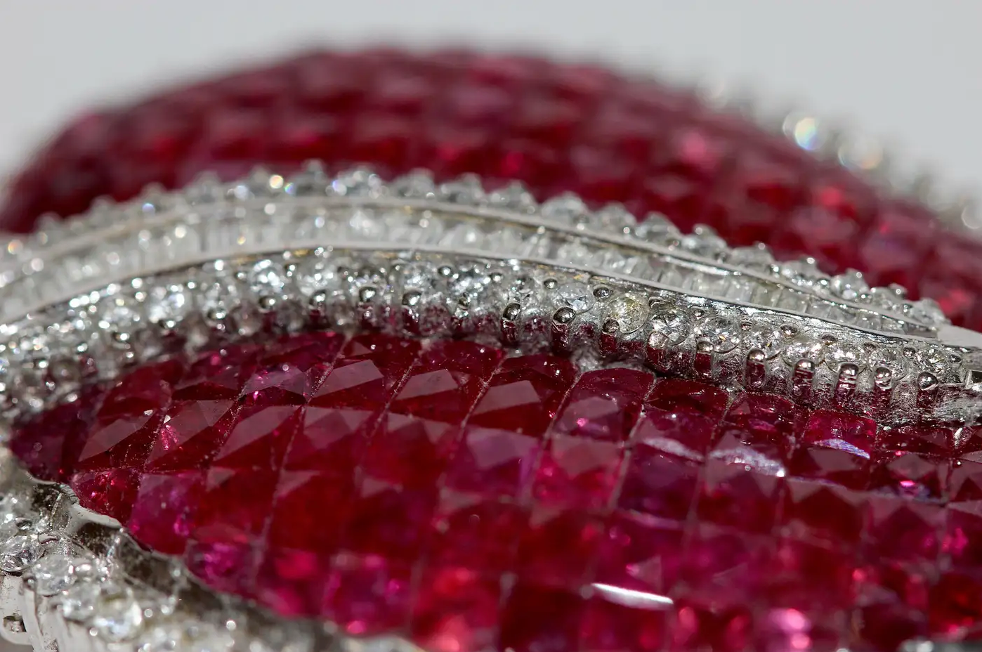 Brosche aus 18 Karat Weißgold mit Rubinen und Diamanten
