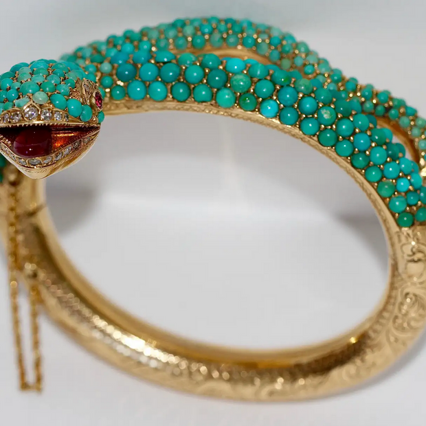 Prächtiger Schlangen-Reif Gelbgold mit Türkisen, Rubinen und Diamanten – um 1900