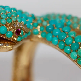 Prächtiger Schlangen-Reif Gelbgold mit Türkisen, Rubinen und Diamanten – um 1900
