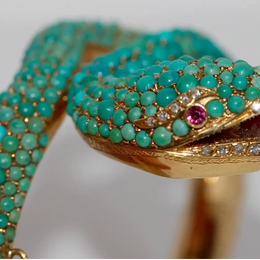 Prächtiger Schlangen-Reif Gelbgold mit Türkisen, Rubinen und Diamanten – um 1900