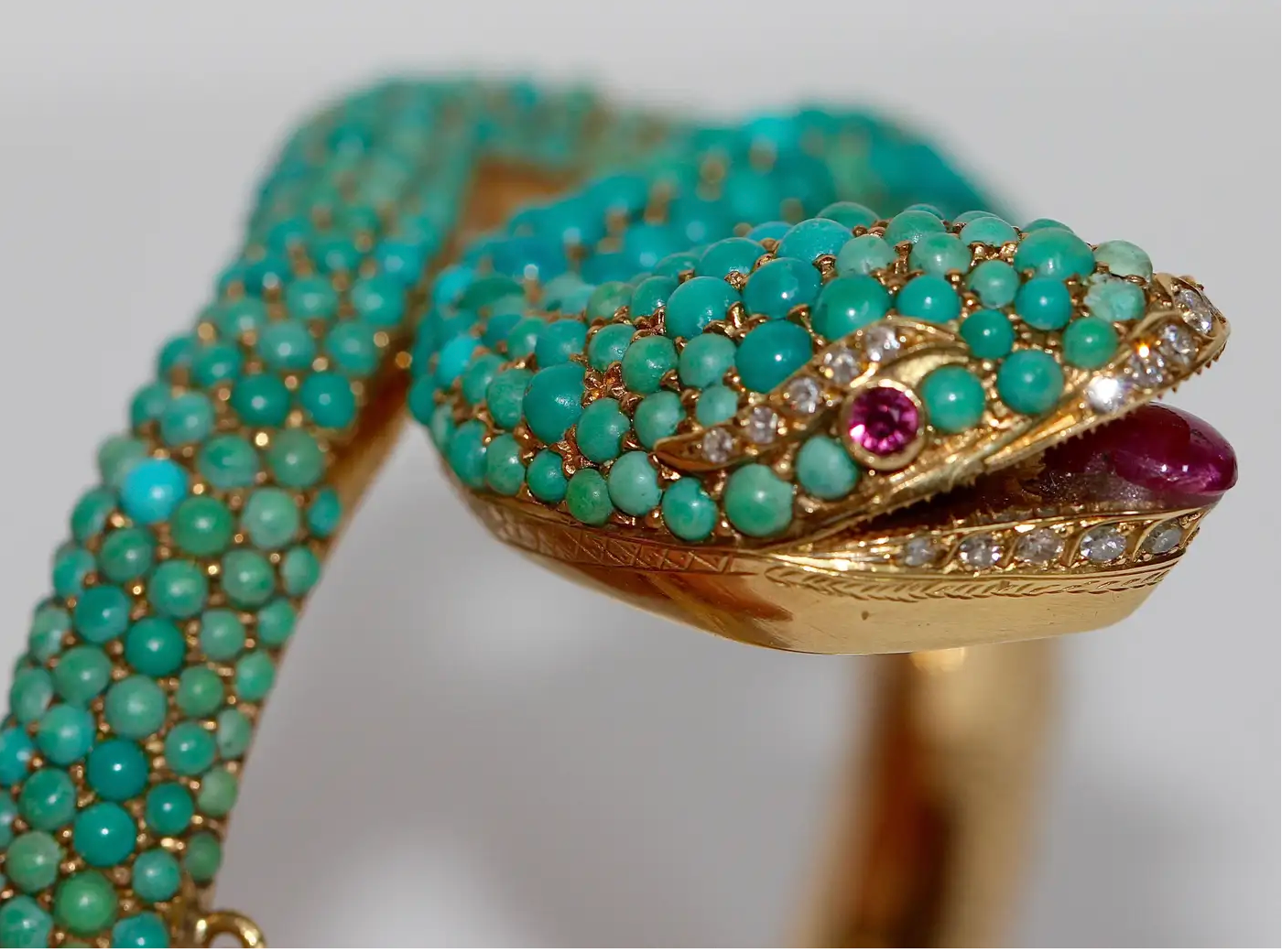 Prächtiger Schlangen-Reif Gelbgold mit Türkisen, Rubinen und Diamanten – um 1900
