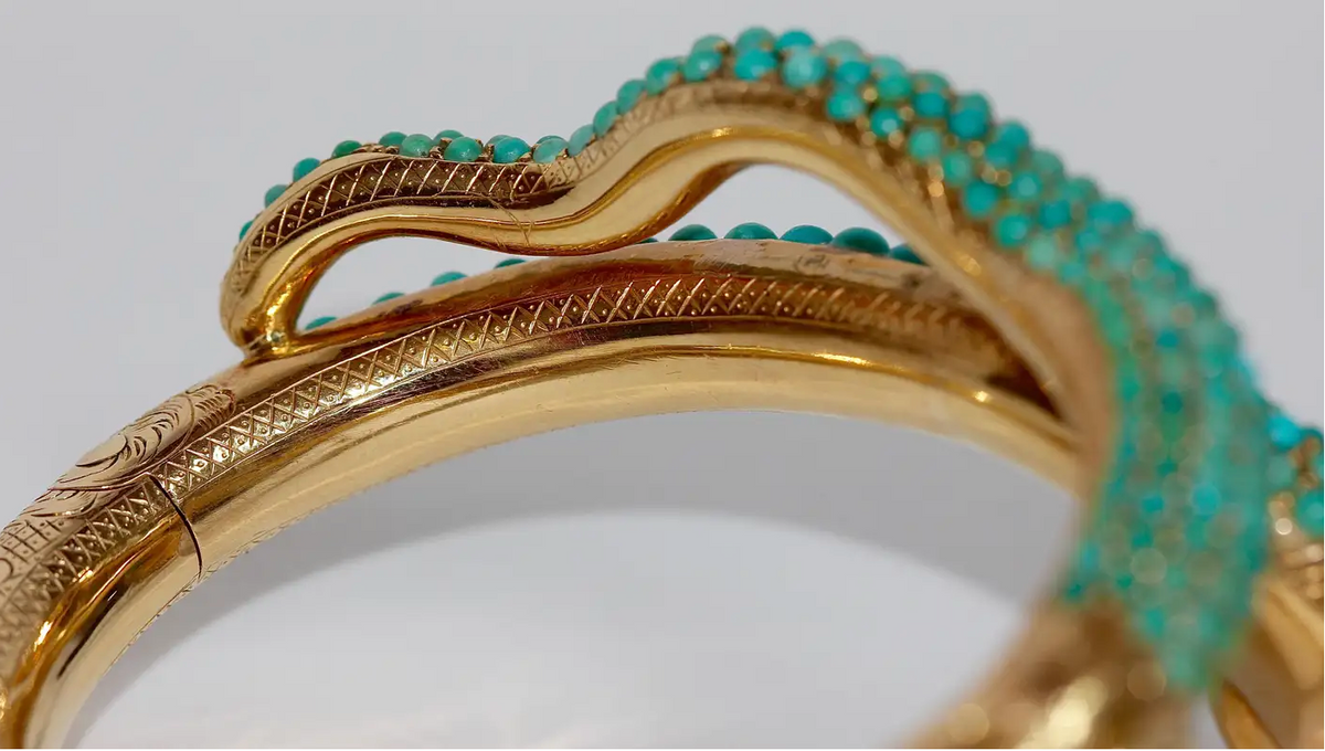 Prächtiger Schlangen-Reif Gelbgold mit Türkisen, Rubinen und Diamanten – um 1900