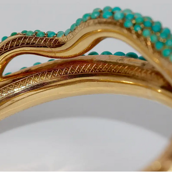 Prächtiger Schlangen-Reif Gelbgold mit Türkisen, Rubinen und Diamanten – um 1900