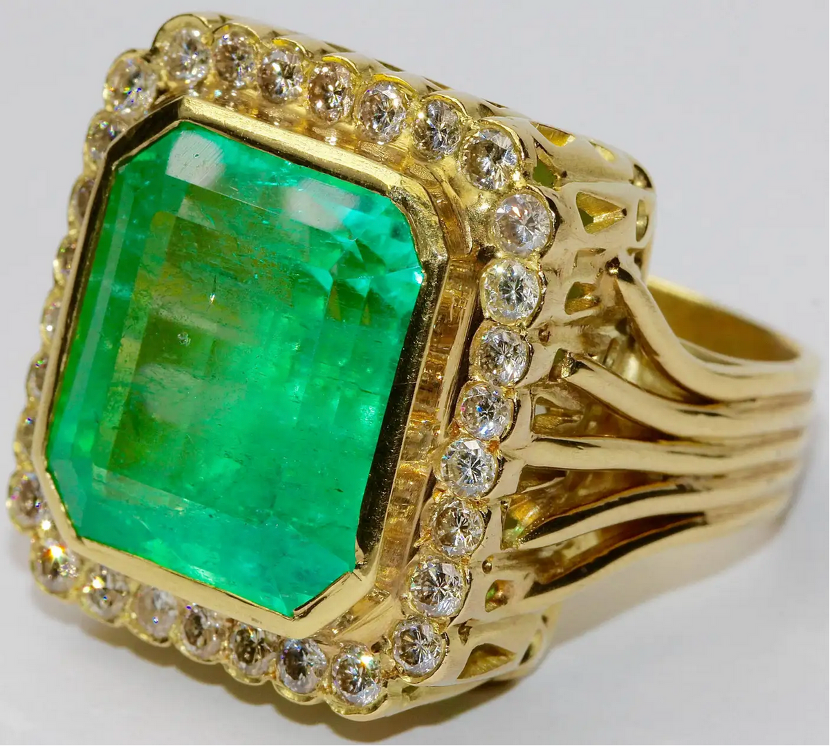 Monumentaler Smaragd-Diamant-Ring Gelbgold