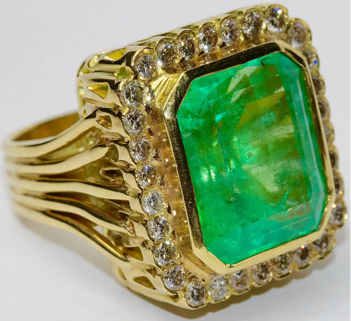 Monumentaler Smaragd-Diamant-Ring Gelbgold