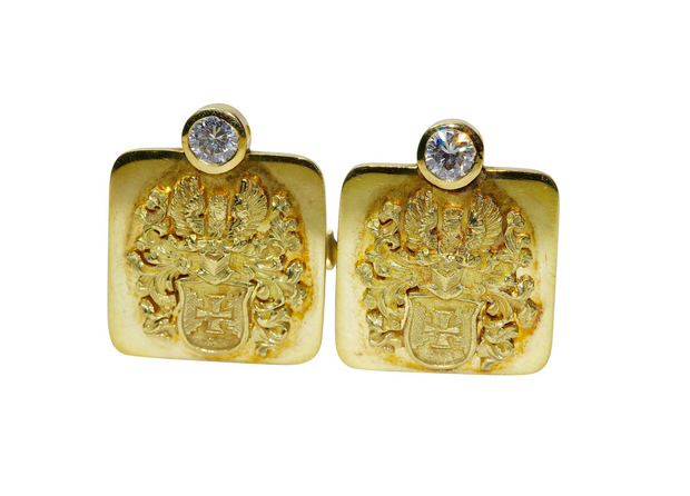 Prunkvolle Manschettenknöpfe aus 18 Karat Gelbgold mit Brillanten und Wappenmotiv