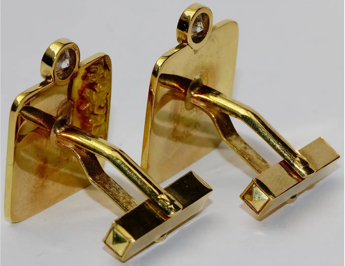 Prunkvolle Manschettenknöpfe aus 18 Karat Gelbgold mit Brillanten und Wappenmotiv