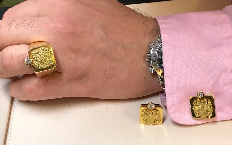 Prunkvolle Manschettenknöpfe aus 18 Karat Gelbgold mit Brillanten und Wappenmotiv