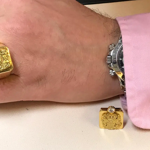 Prunkvolle Manschettenknöpfe aus 18 Karat Gelbgold mit Brillanten und Wappenmotiv