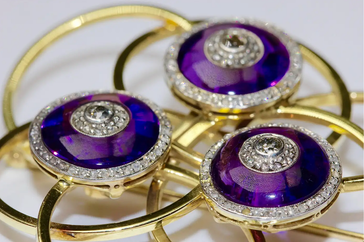 Goldbrosche mit Amethysten und Diamanten – geometrisches Design