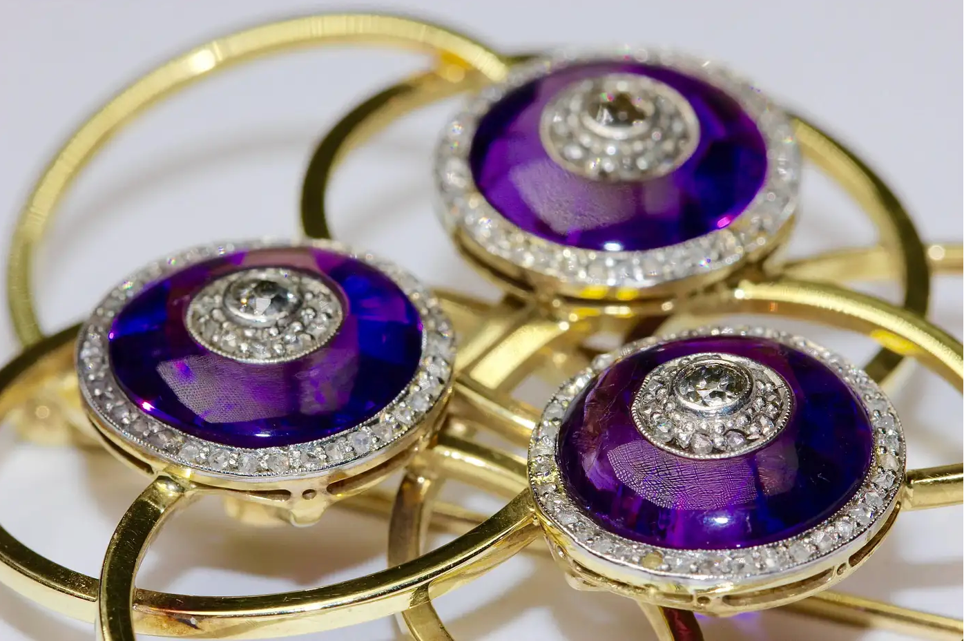 Goldbrosche mit Amethysten und Diamanten – geometrisches Design