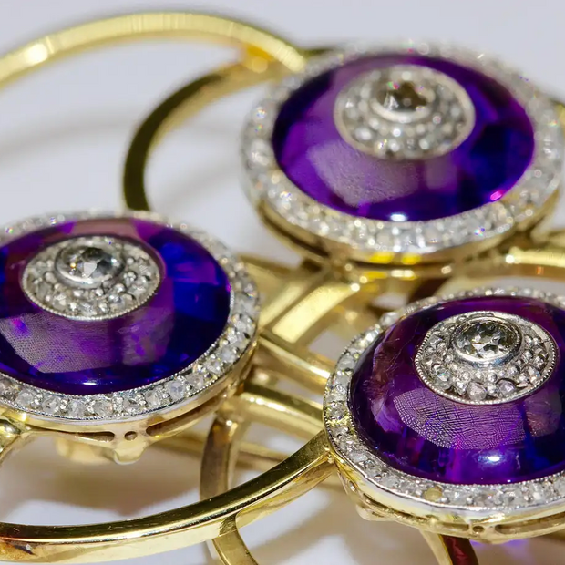 Goldbrosche mit Amethysten und Diamanten – geometrisches Design