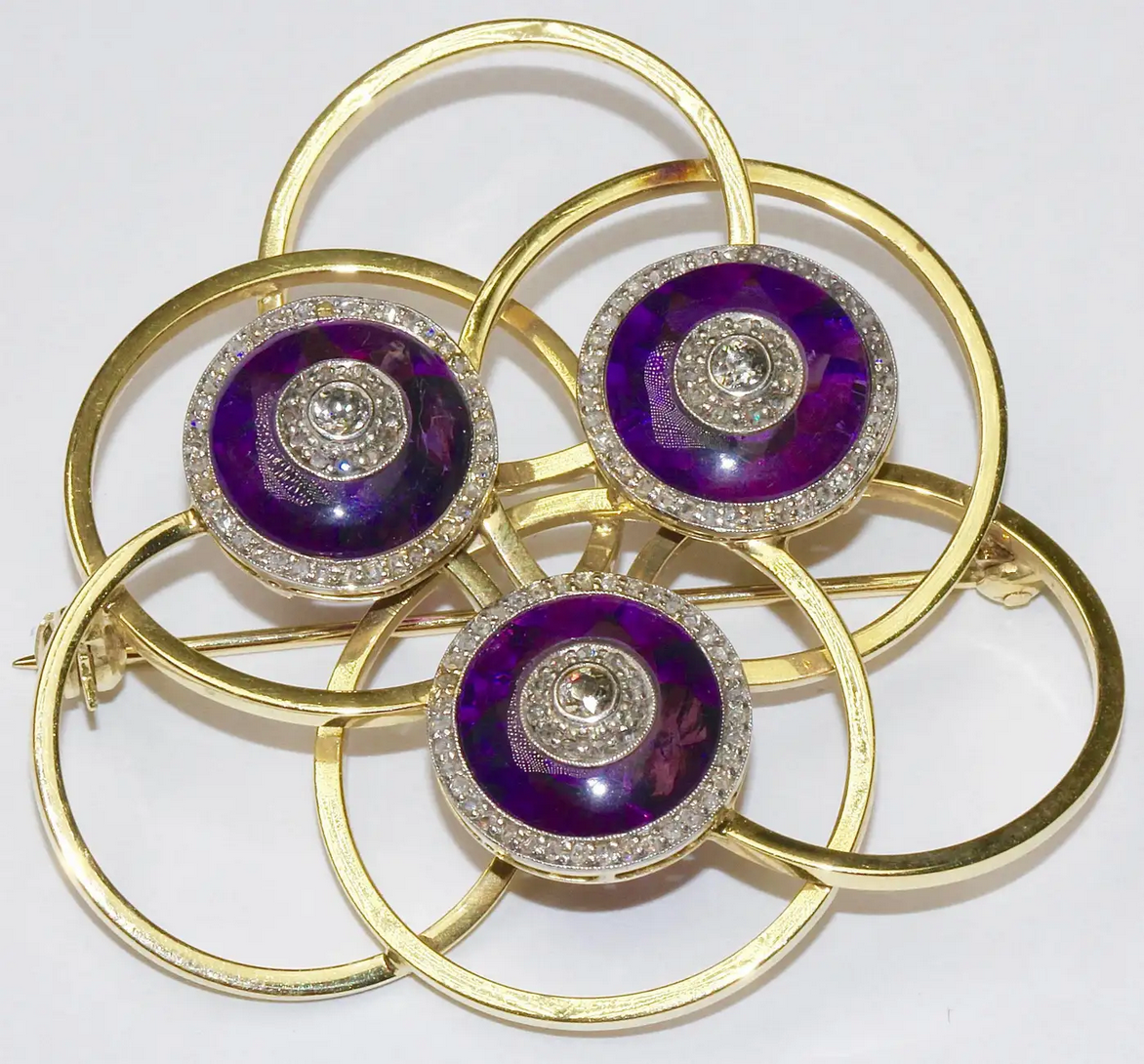 Goldbrosche mit Amethysten und Diamanten – geometrisches Design