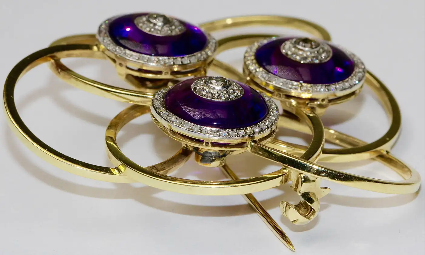 Goldbrosche mit Amethysten und Diamanten – geometrisches Design