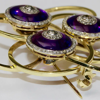 Goldbrosche mit Amethysten und Diamanten – geometrisches Design