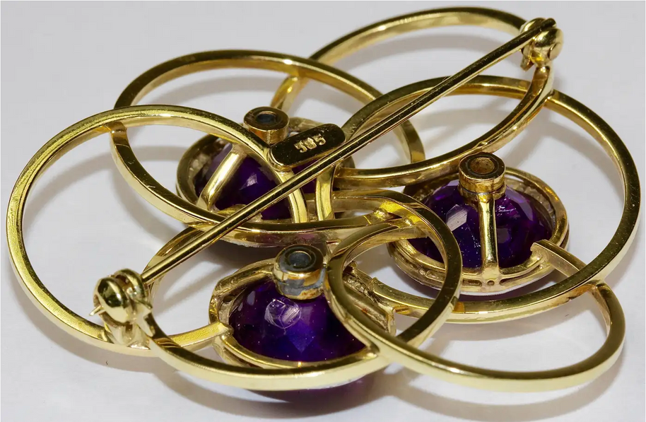 Goldbrosche mit Amethysten und Diamanten – geometrisches Design
