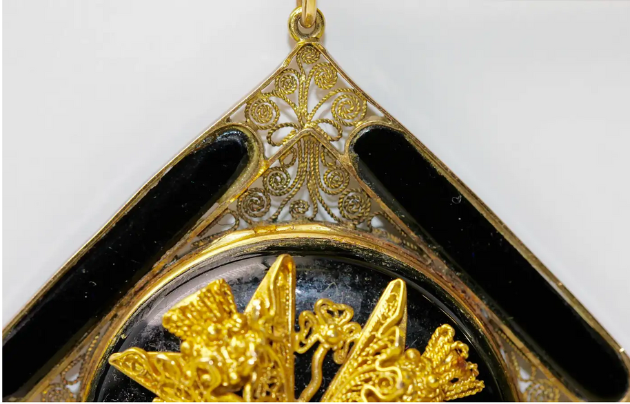 Antiker Gold Anhänger mit aufklappbarem Fach - Onyx und Filigranarbeit