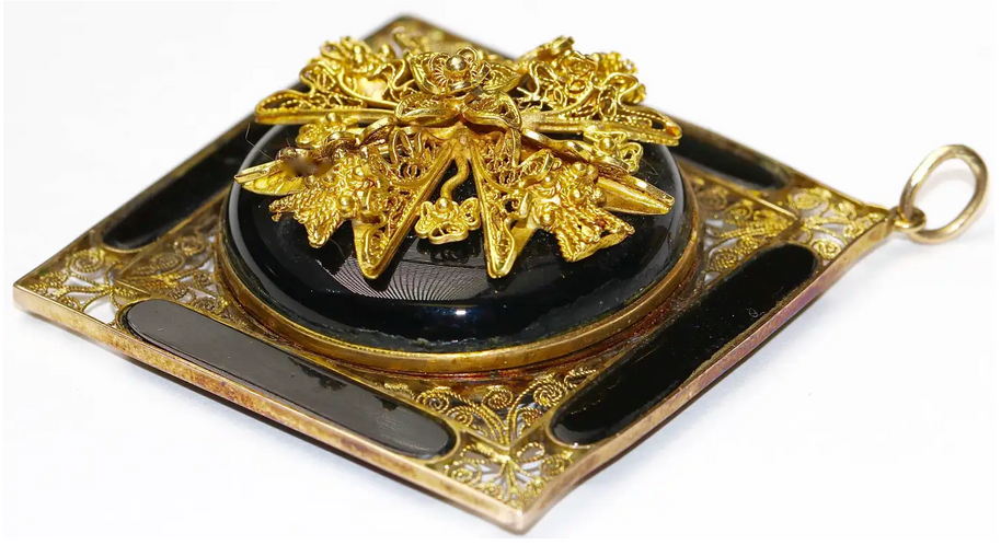 Antiker Gold Anhänger mit aufklappbarem Fach - Onyx und Filigranarbeit
