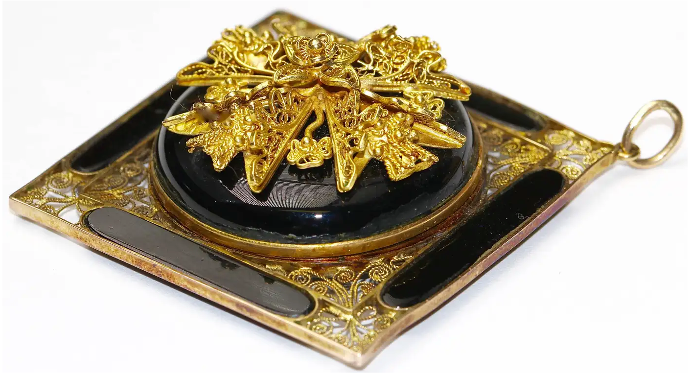 Antiker Gold Anhänger mit aufklappbarem Fach - Onyx und Filigranarbeit