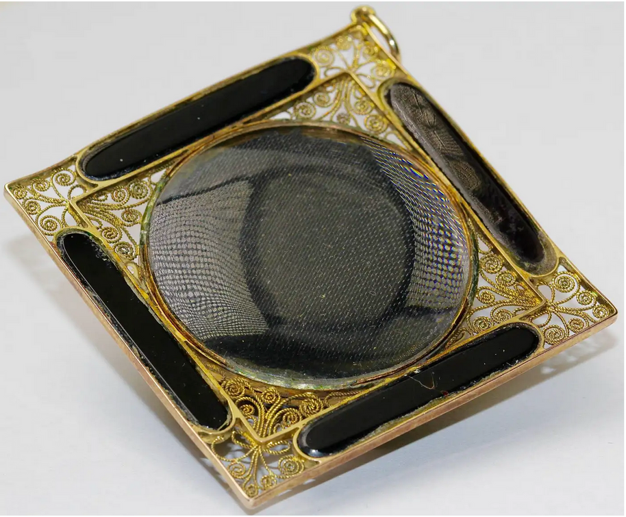 Antiker Gold Anhänger mit aufklappbarem Fach - Onyx und Filigranarbeit