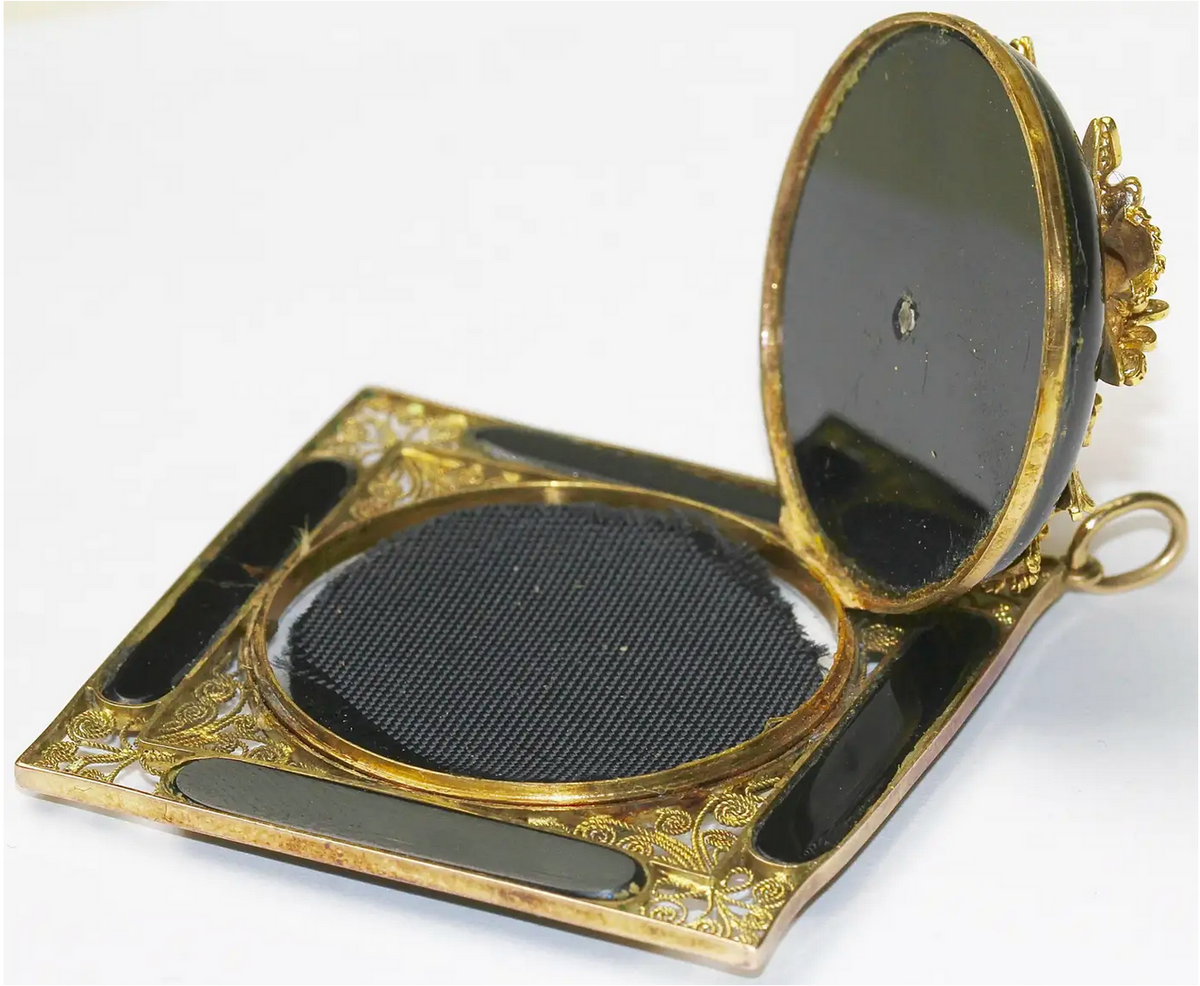 Antiker Gold Anhänger mit aufklappbarem Fach - Onyx und Filigranarbeit