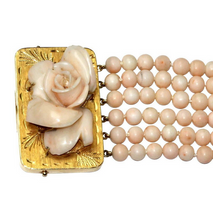 Elegantes Korallenarmband mit geschnitzter Rosen-Schließe - Gelbgold