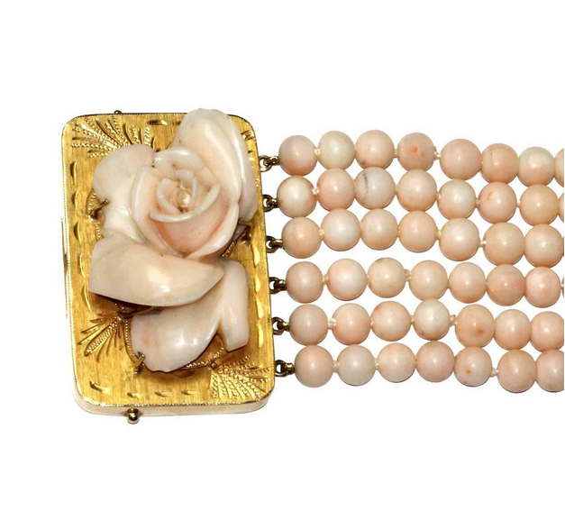 Elegantes Korallenarmband mit geschnitzter Rosen-Schließe - Gelbgold