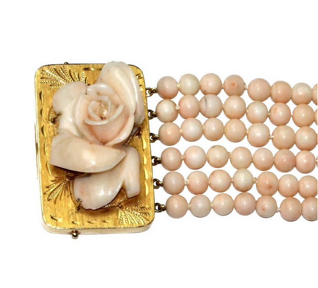 Elegantes Korallenarmband mit geschnitzter Rosen-Schließe - Gelbgold