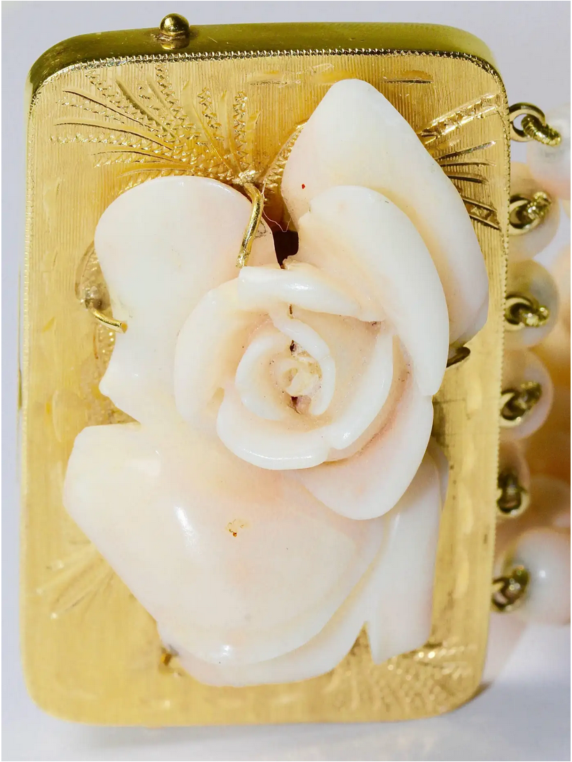 Elegantes Korallenarmband mit geschnitzter Rosen-Schließe - Gelbgold