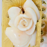 Elegantes Korallenarmband mit geschnitzter Rosen-Schließe - Gelbgold