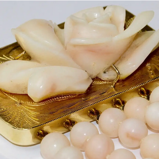 Elegantes Korallenarmband mit geschnitzter Rosen-Schließe - Gelbgold