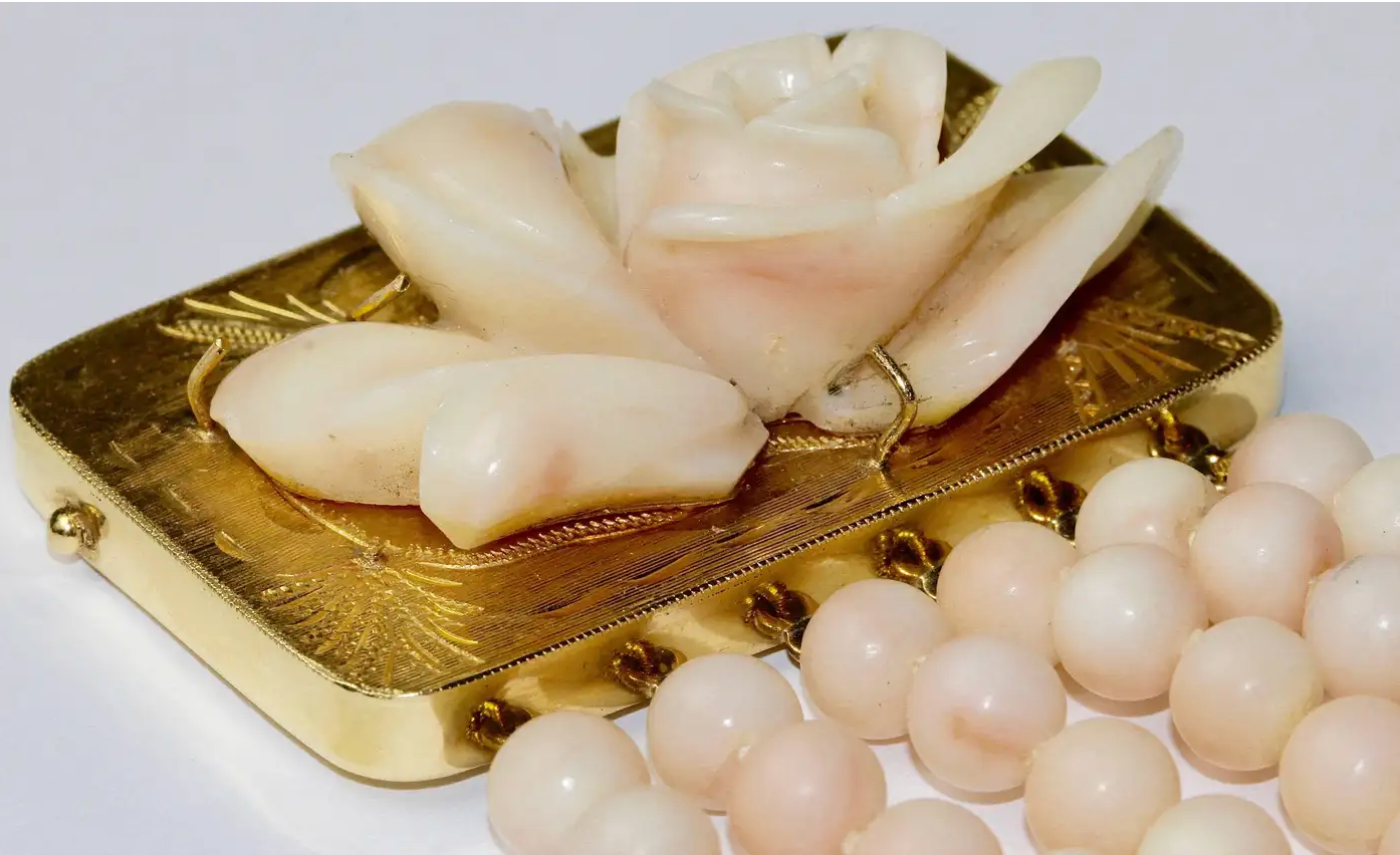 Elegantes Korallenarmband mit geschnitzter Rosen-Schließe - Gelbgold