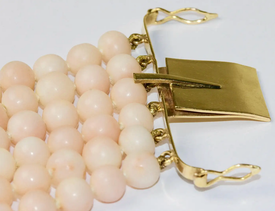 Elegantes Korallenarmband mit geschnitzter Rosen-Schließe - Gelbgold