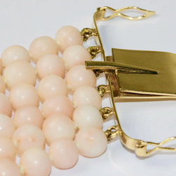 Elegantes Korallenarmband mit geschnitzter Rosen-Schließe - Gelbgold