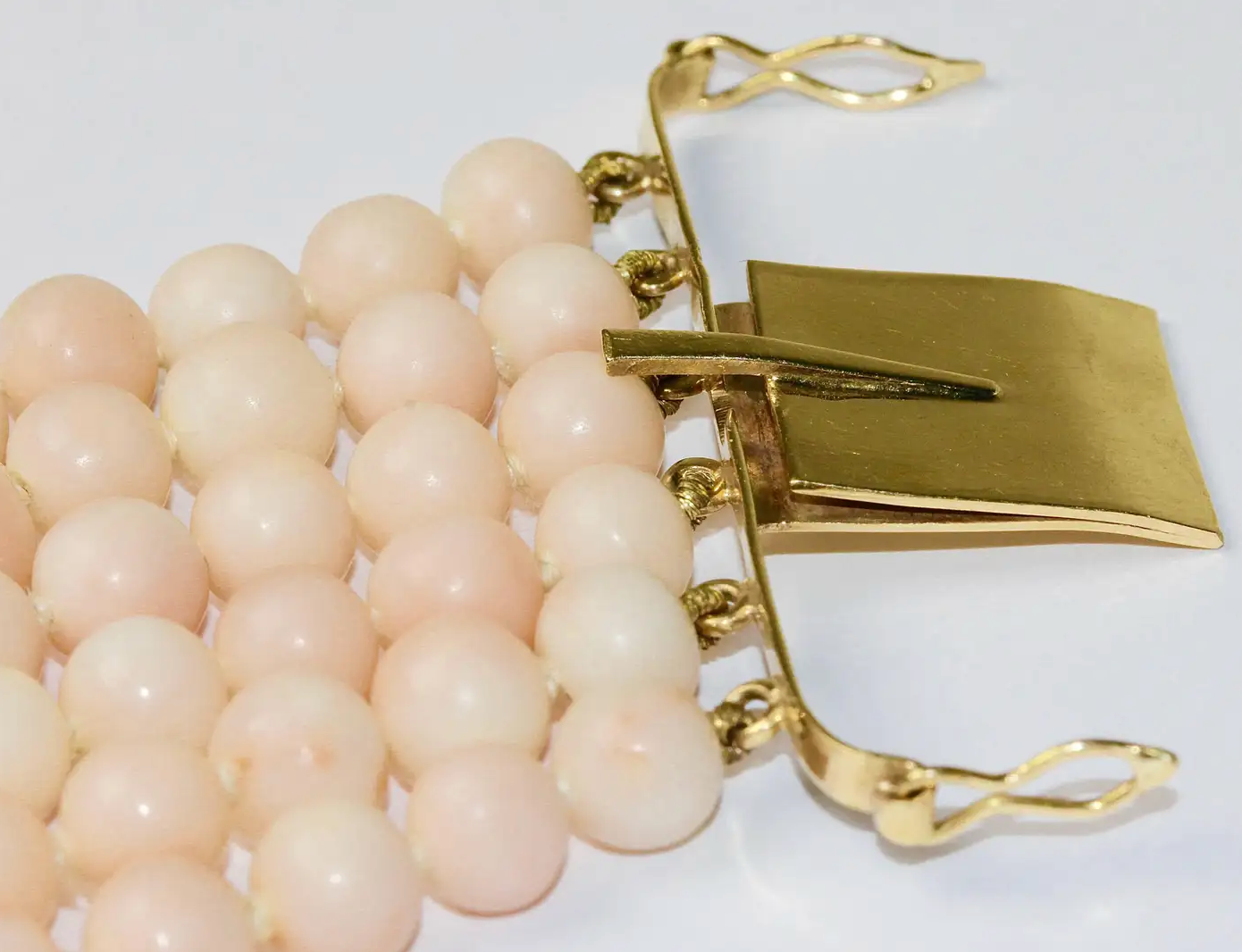 Elegantes Korallenarmband mit geschnitzter Rosen-Schließe - Gelbgold