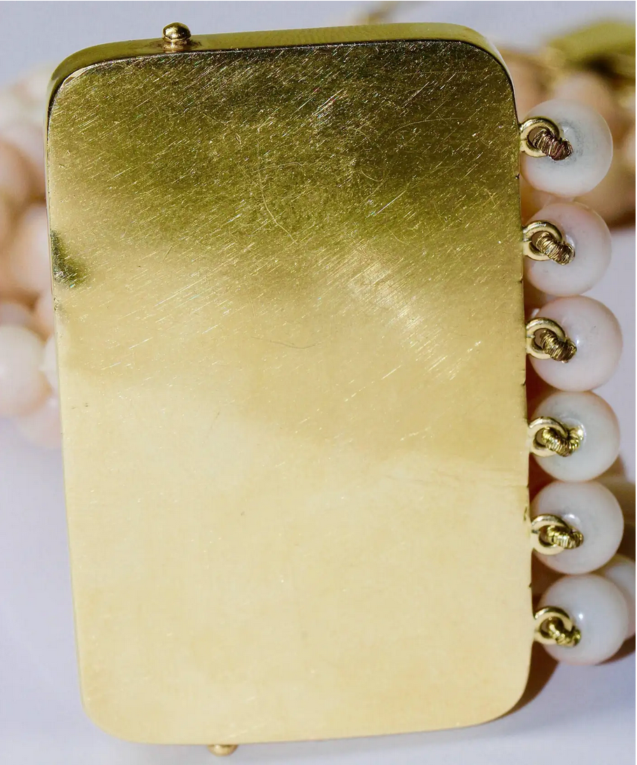 Elegantes Korallenarmband mit geschnitzter Rosen-Schließe - Gelbgold